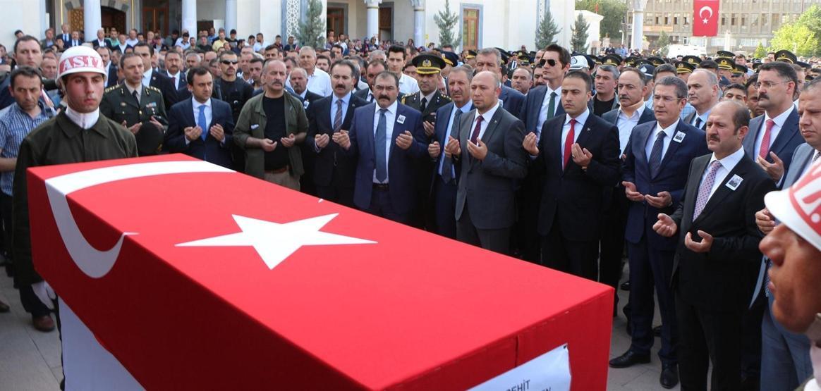 Şehit uzman çavuşu ikizleri uğurladı