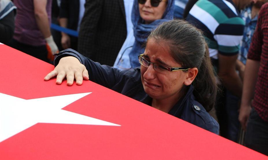 Şehit uzman çavuşu ikizleri uğurladı