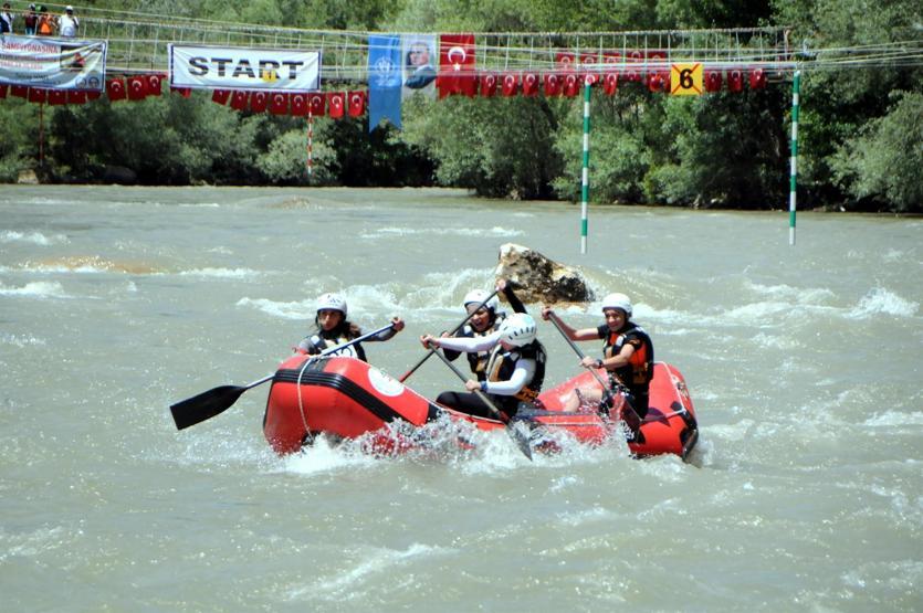 Munzurdaki rafting yarışmasında korku dolu anlar