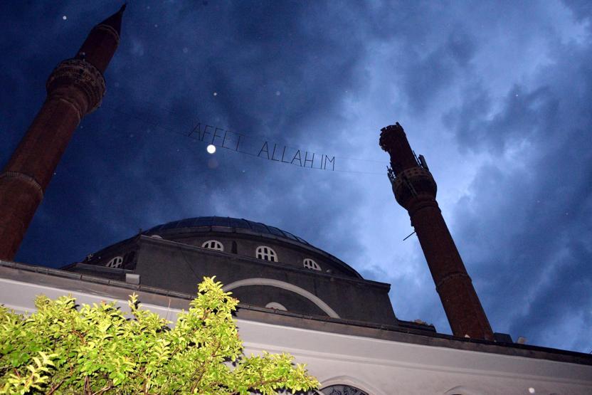 Diyarbakırda yıldırım düşen caminin minaresi, yıkıldı
