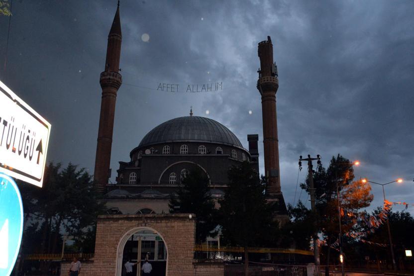 Diyarbakırda yıldırım düşen caminin minaresi, yıkıldı