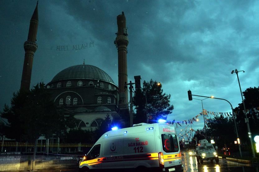Diyarbakırda yıldırım düşen caminin minaresi, yıkıldı