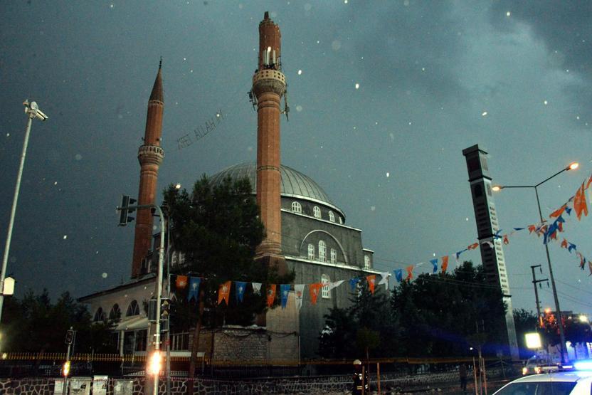 Diyarbakırda yıldırım düşen caminin minaresi, yıkıldı