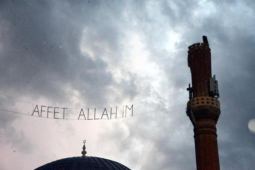 Diyarbakırda yıldırım düşen caminin minaresi, yıkıldı