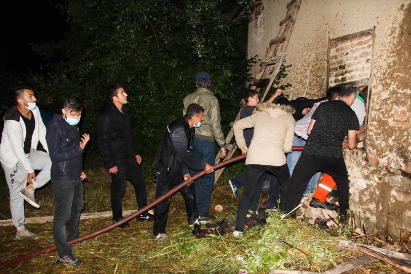 Çatısına yıldırım düşen ev alev alev yandı