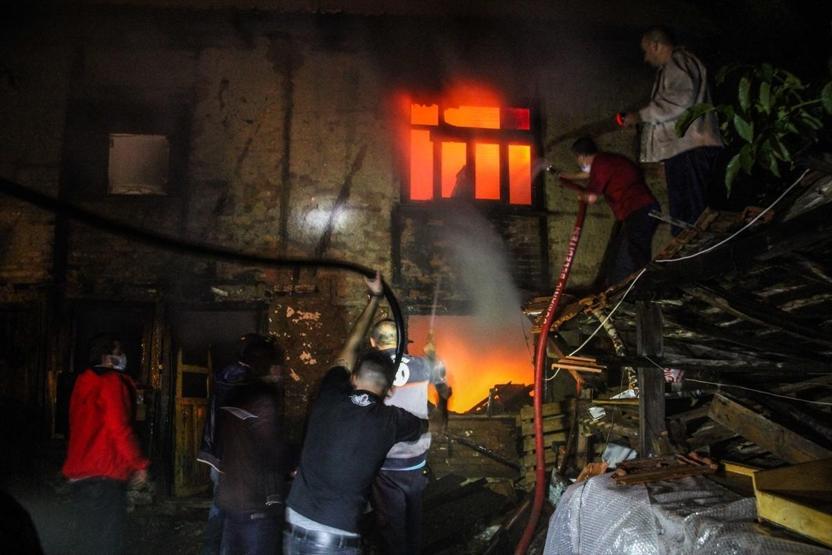 Çatısına yıldırım düşen ev alev alev yandı