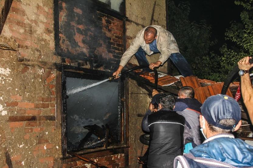 Çatısına yıldırım düşen ev alev alev yandı