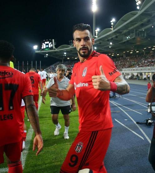 Besiktas confirma chegada de Negredo em vídeo inusitado