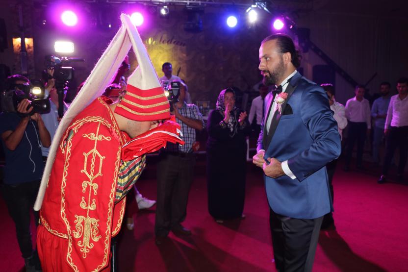 Gelin ve damat Yeniçerilerle salona girdi, baltayla dondurma kesti