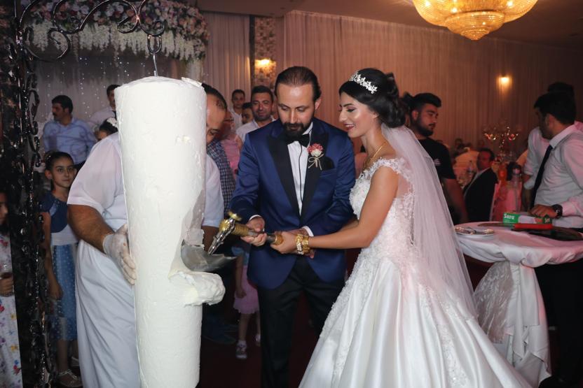 Gelin ve damat Yeniçerilerle salona girdi, baltayla dondurma kesti