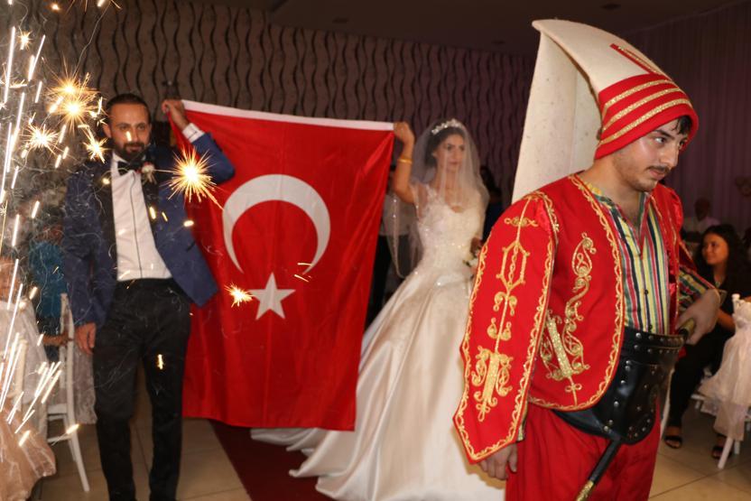 Gelin ve damat Yeniçerilerle salona girdi, baltayla dondurma kesti