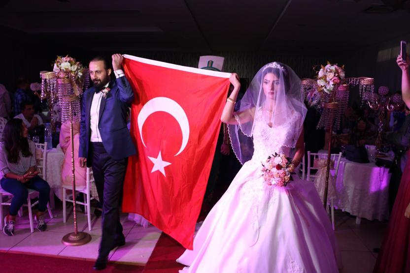 Gelin ve damat Yeniçerilerle salona girdi, baltayla dondurma kesti