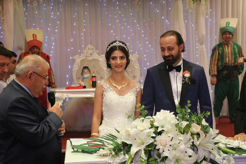 Gelin ve damat Yeniçerilerle salona girdi, baltayla dondurma kesti