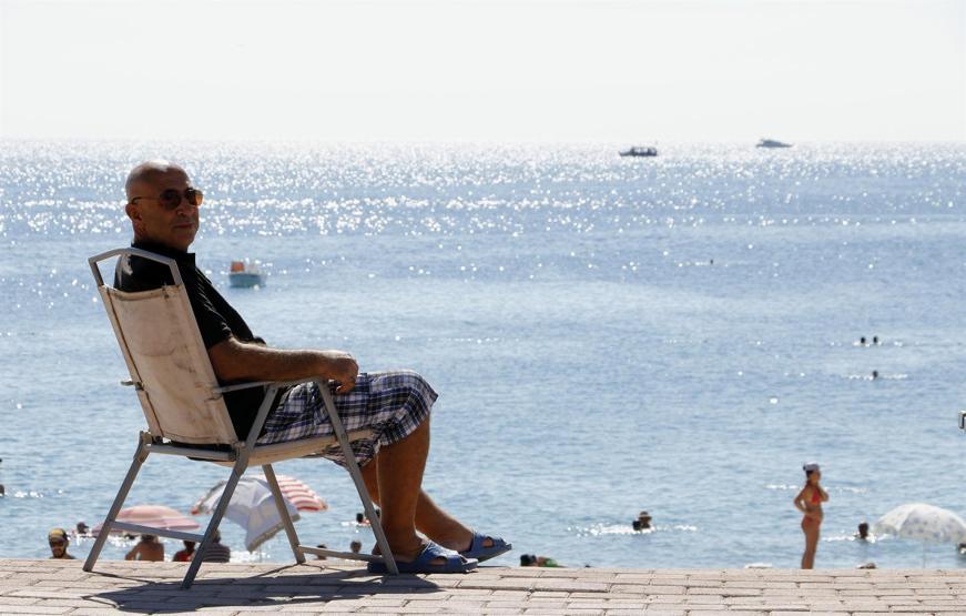 Evden uzaklaştırıldı, karavanla plaja yerleşti
