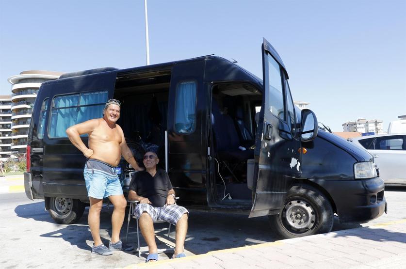 Evden uzaklaştırıldı, karavanla plaja yerleşti