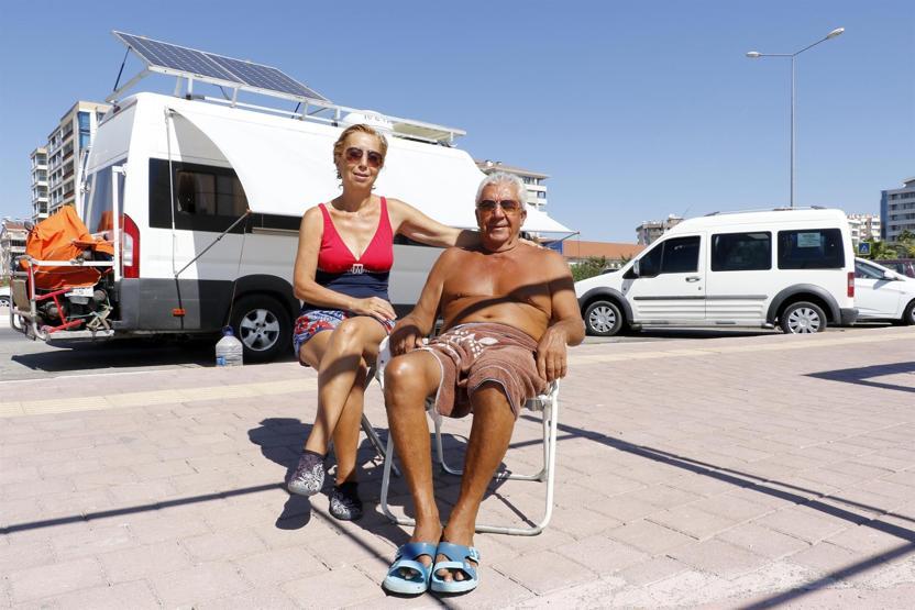 Evden uzaklaştırıldı, karavanla plaja yerleşti