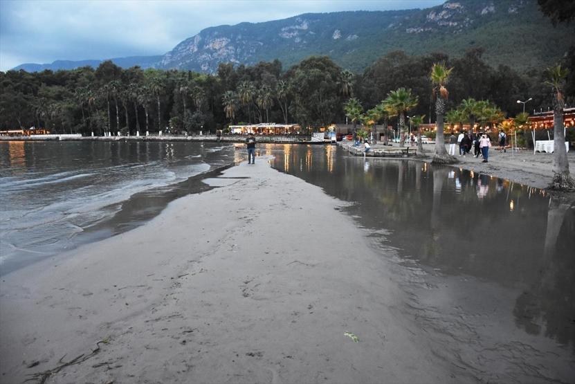 Muğlada deniz suyu 20 metre çekildi