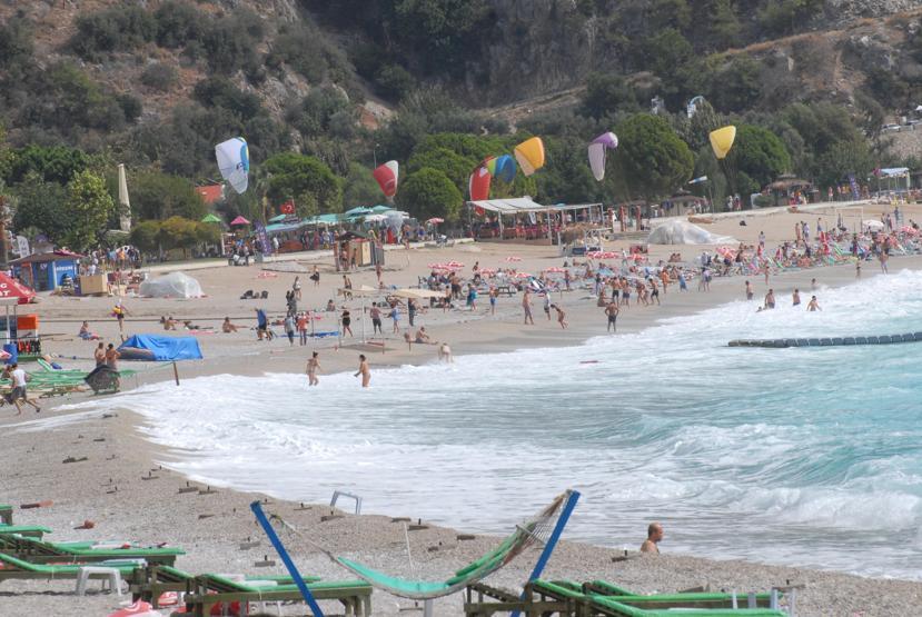 Tropik fırtına teğet geçince soluğu plajda aldılar