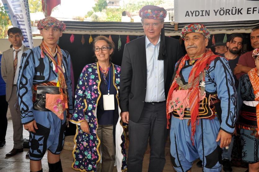 22 ülkenin büyükelçileri Aydını gezdi, efelerle zeybek oynadı