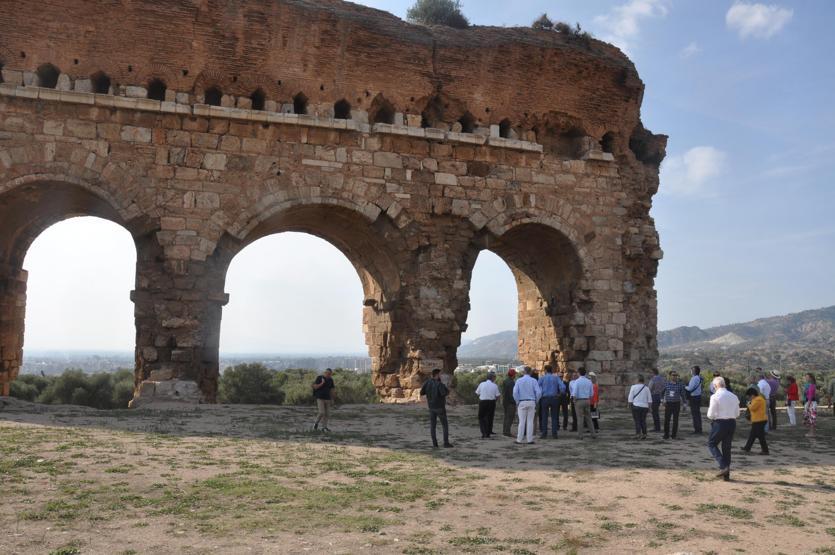22 ülkenin büyükelçileri Aydını gezdi, efelerle zeybek oynadı