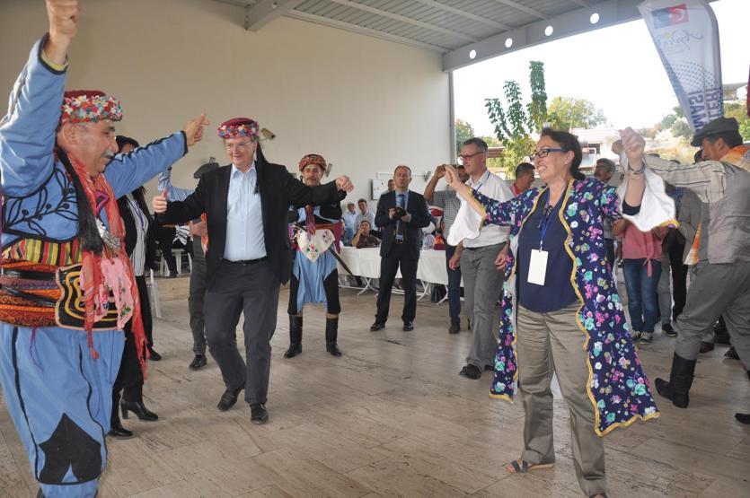 22 ülkenin büyükelçileri Aydını gezdi, efelerle zeybek oynadı