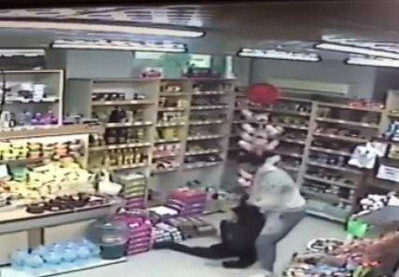 Markette kadın çalışanı taciz etti, kick boksçu komşu onu dışarı attı