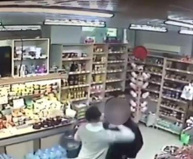 Markette kadın çalışanı taciz etti, kick boksçu komşu onu dışarı attı