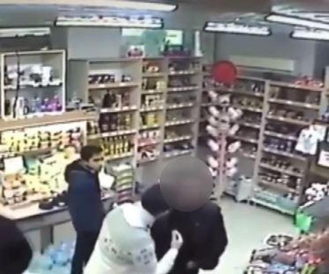 Markette kadın çalışanı taciz etti, kick boksçu komşu onu dışarı attı