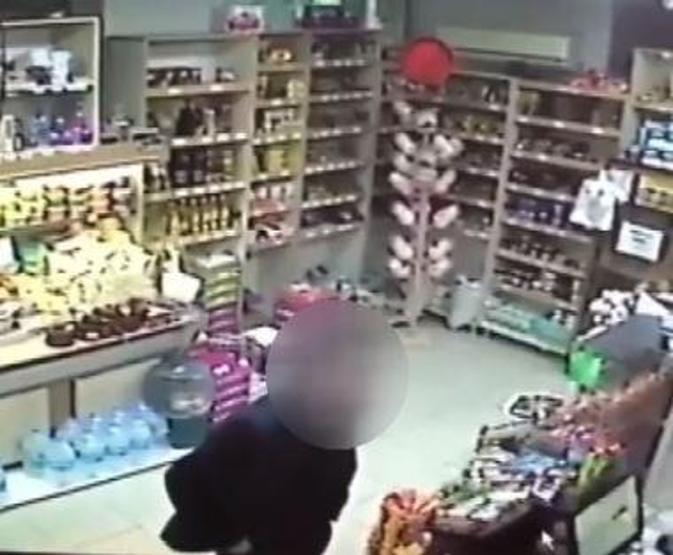 Markette kadın çalışanı taciz etti, kick boksçu komşu onu dışarı attı