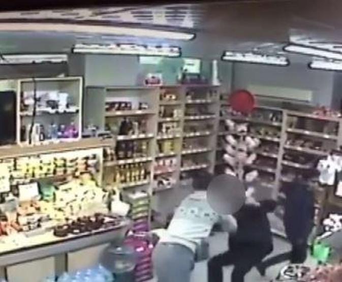 Markette kadın çalışanı taciz etti, kick boksçu komşu onu dışarı attı