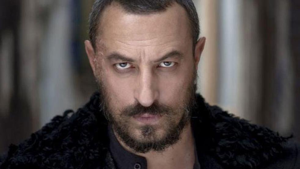 Onur Saylak sahnede düştü