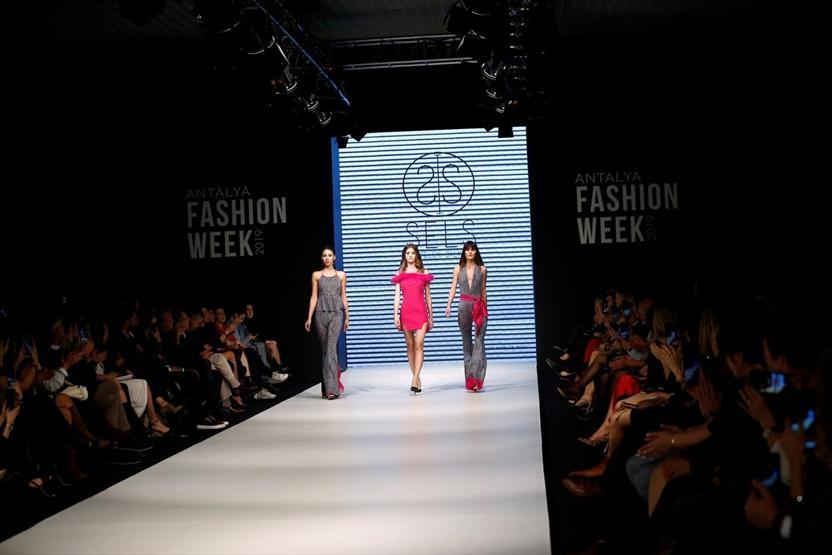 Antalya Fashion Week ünlü tasarımcıların defilesiyle başladı