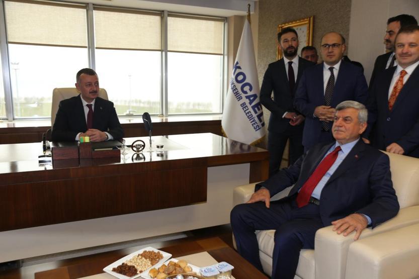 Başkanlığı devretti, evine gitmek için belediye otobüsüne bindi
