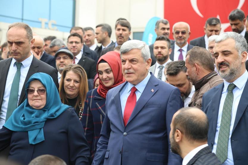 Başkanlığı devretti, evine gitmek için belediye otobüsüne bindi