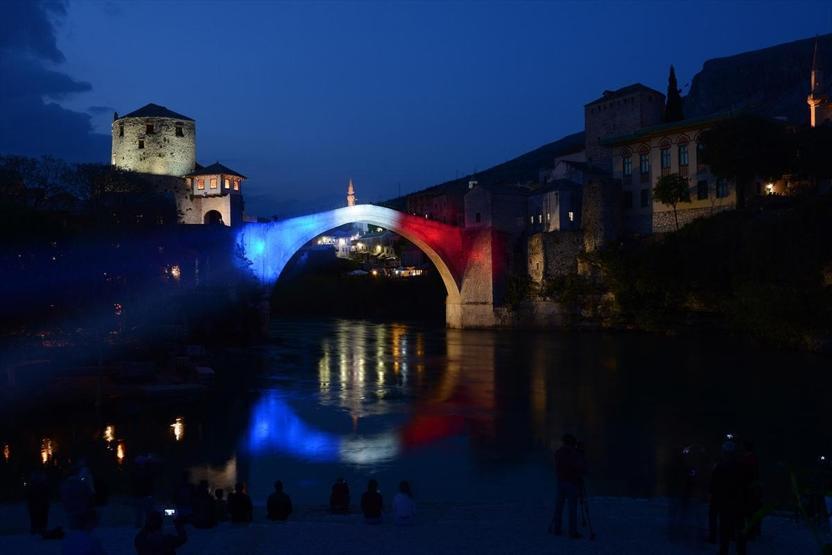 Mostar Köprüsü Notre Dame için ışıklandırıldı