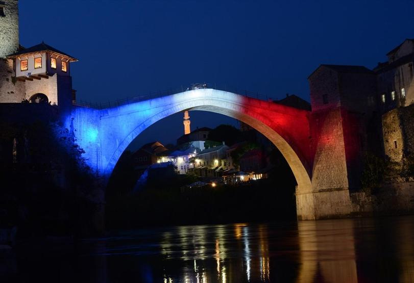 Mostar Köprüsü Notre Dame için ışıklandırıldı
