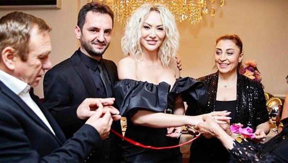Yüzüklerimizi taktık