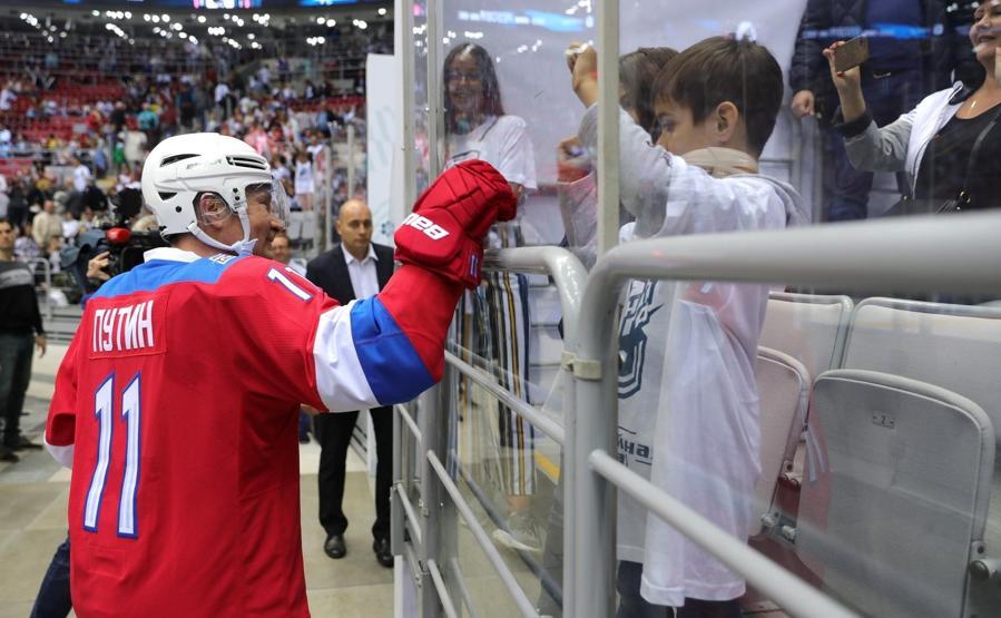 Putin, hokey maçında 10 gol birden attı