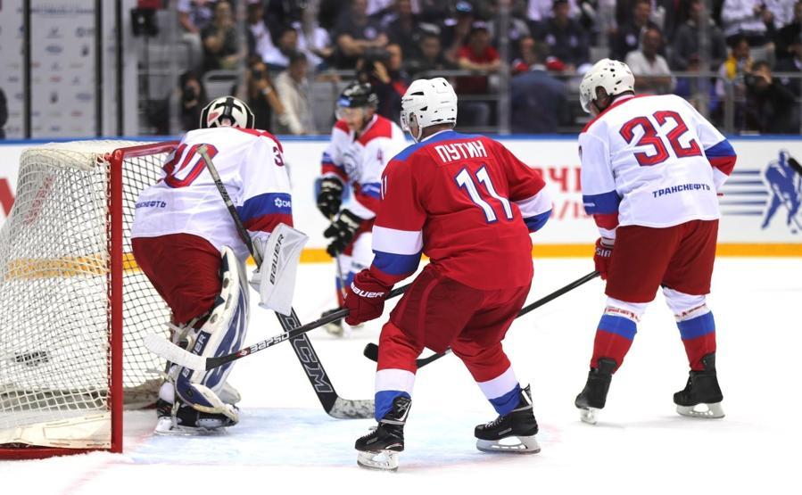 Putin, hokey maçında 10 gol birden attı