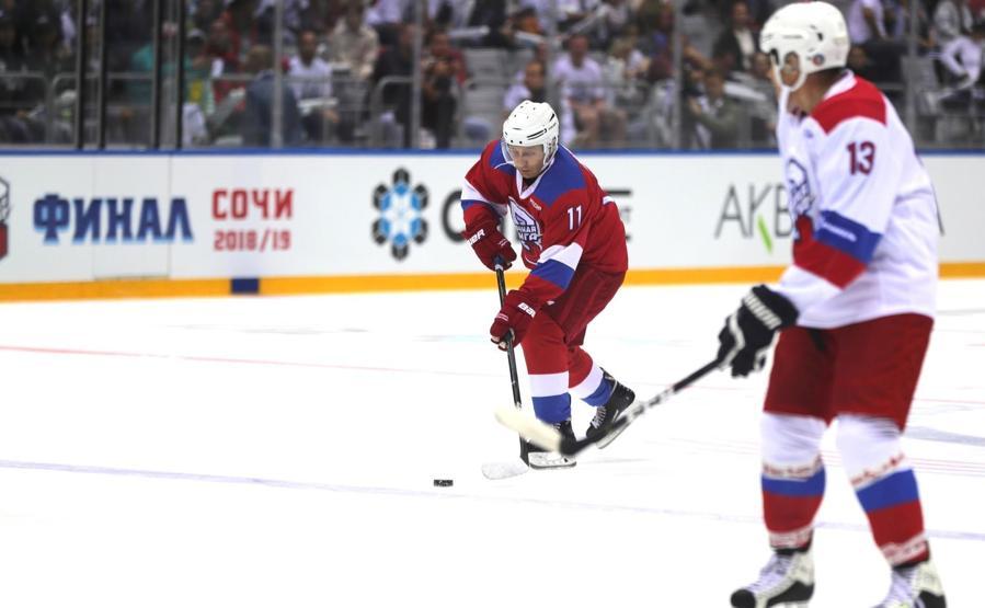 Putin, hokey maçında 10 gol birden attı