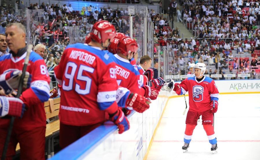 Putin, hokey maçında 10 gol birden attı
