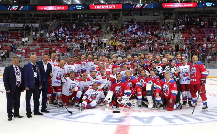Putin, hokey maçında 10 gol birden attı
