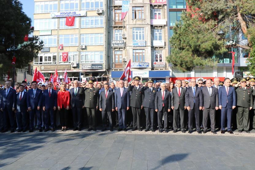 On binlerce kişi Anıtkabire akın etti