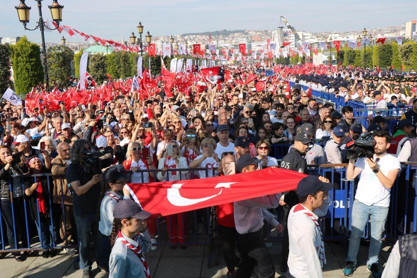 On binlerce kişi Anıtkabire akın etti