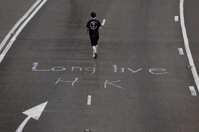 Hong Kongda protestolar Çine katılımın yıl dönümünde de sürdü