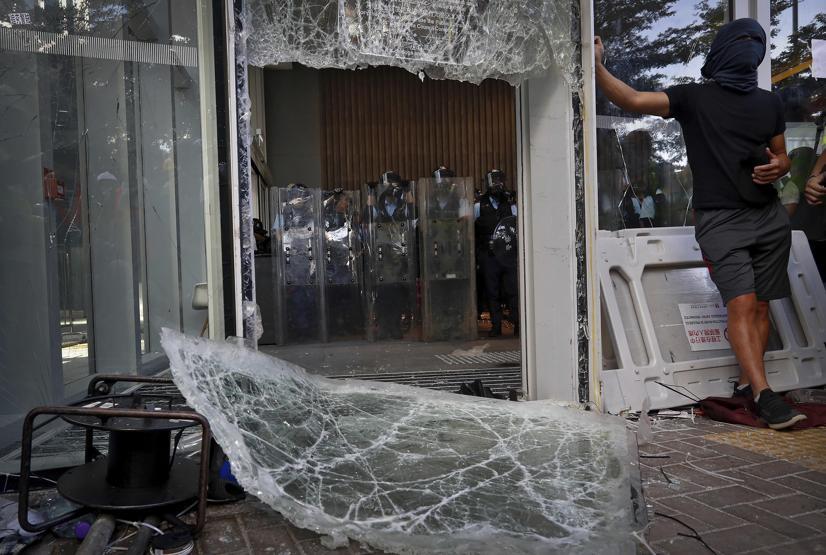 Hong Kongda protestolar Çine katılımın yıl dönümünde de sürdü