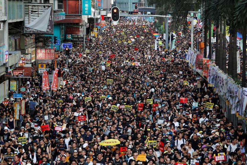 Hong Kongda protestolar Çine katılımın yıl dönümünde de sürdü