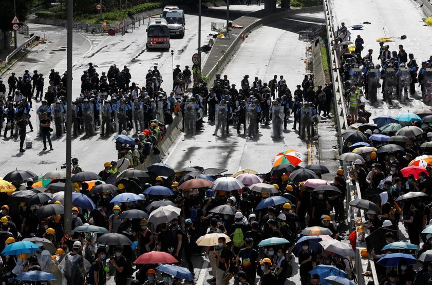 Hong Kongda protestolar Çine katılımın yıl dönümünde de sürdü