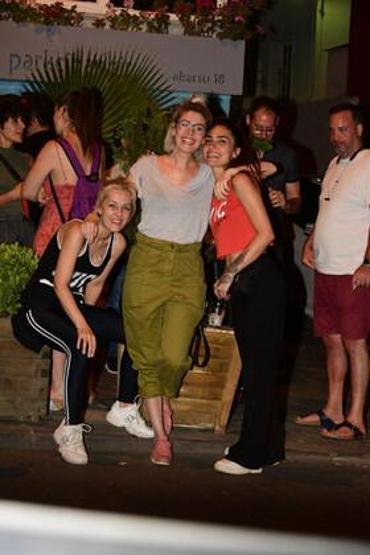 Çocuk sokak çalgıcısına bahşiş verdi