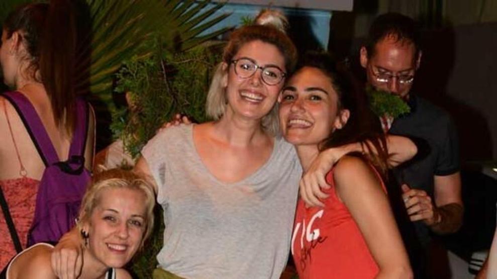 Çocuk sokak çalgıcısına bahşiş verdi